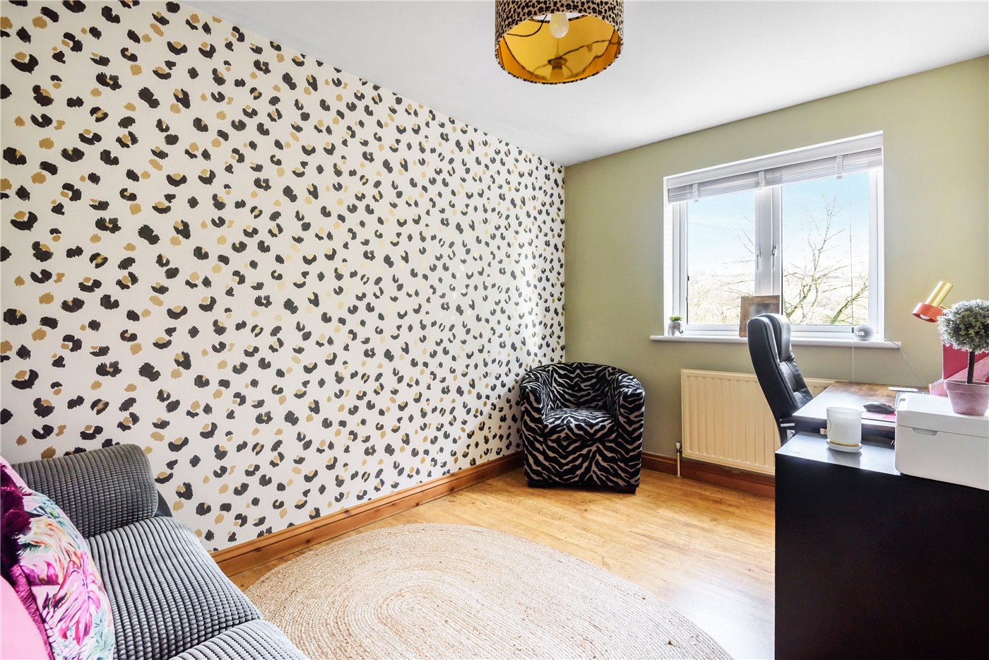Bedroom/ Study